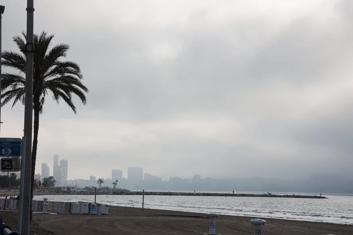 Niebla entrando por el cabo la mañana de Santa Faz