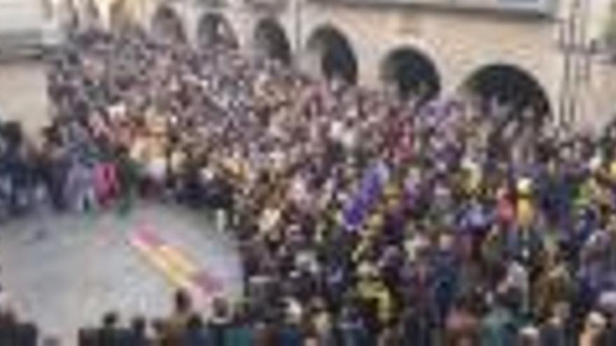 Centenars de persones es concentren a la Plaça del Vi