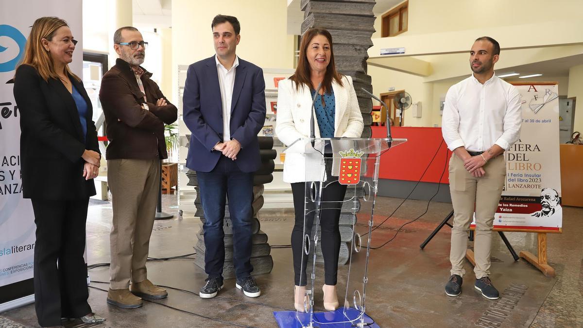 Mayte Pozo, de la asociación isla Literaria, durante la presentación de la I Feria del Libro Insular de Lanzarote.