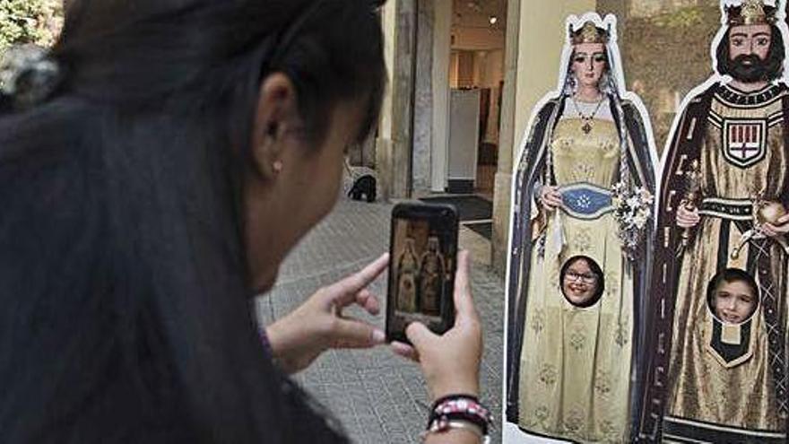 La imatgeria dels gegants és davant de la Xixonenca, on ahir es feien fotos la Clàudia i el David