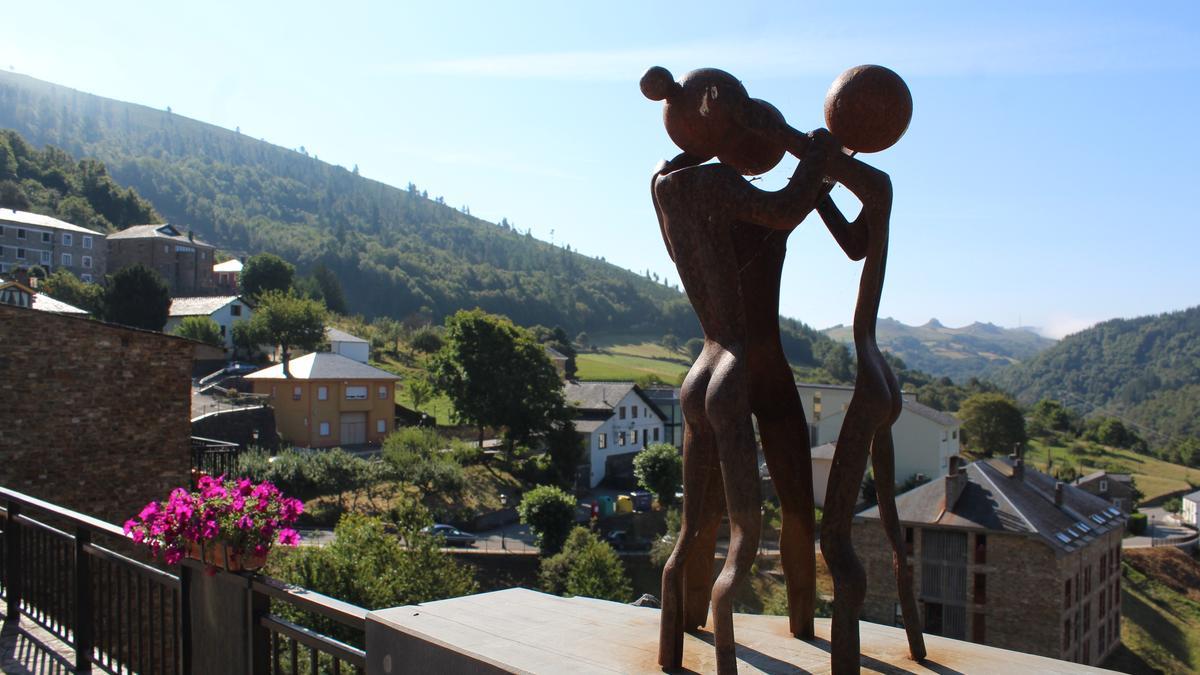 Escultura conmemorativa de cuando Santalla recibió el premio al Pueblo Ejemplar de Asturias.