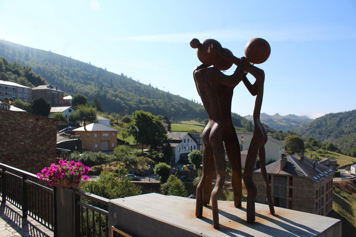 Escultura conmemorativa de cuando Santalla recibió el premio al Pueblo Ejemplar de Asturias.