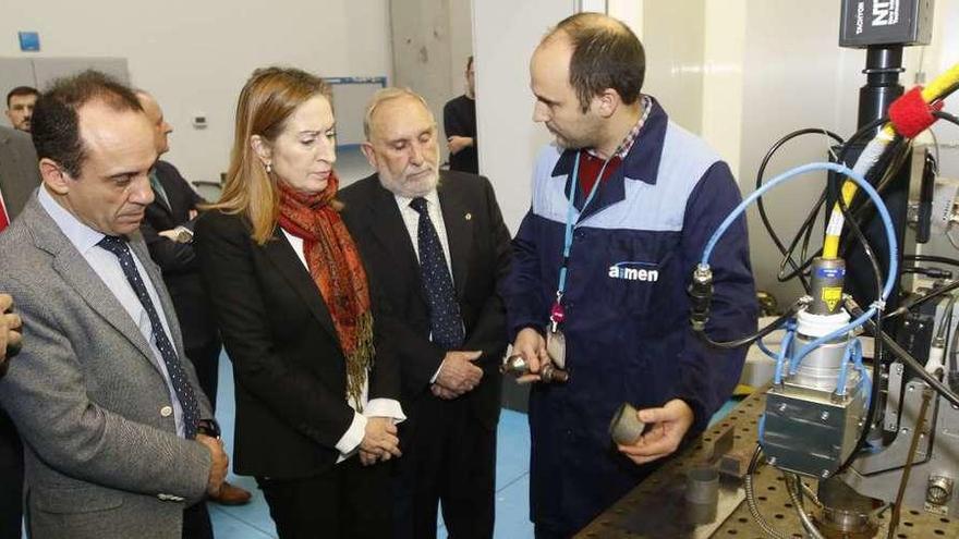 Ana Pastor, junto al presidente de Aimen, Pedro Merino, en el centro de la imagen. // Alba Villar