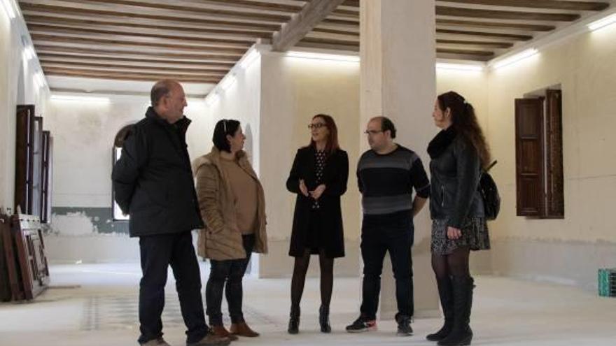 La vicepresidenta Amigó, al centro, junto al alcalde, ayer en la visita a las obras del convento.