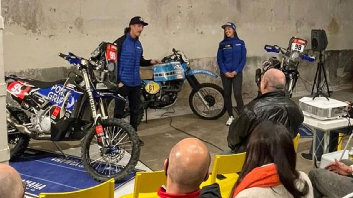 Javier Vega y Sara García presentan su moto para el Dakar 2022.