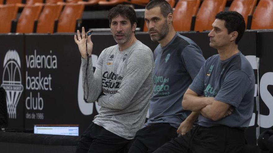 Álex Mumbrú, entrenador del equipo, y su asistente, Fernando San Emeterio. | M. ÁNGEL MONTESINOS