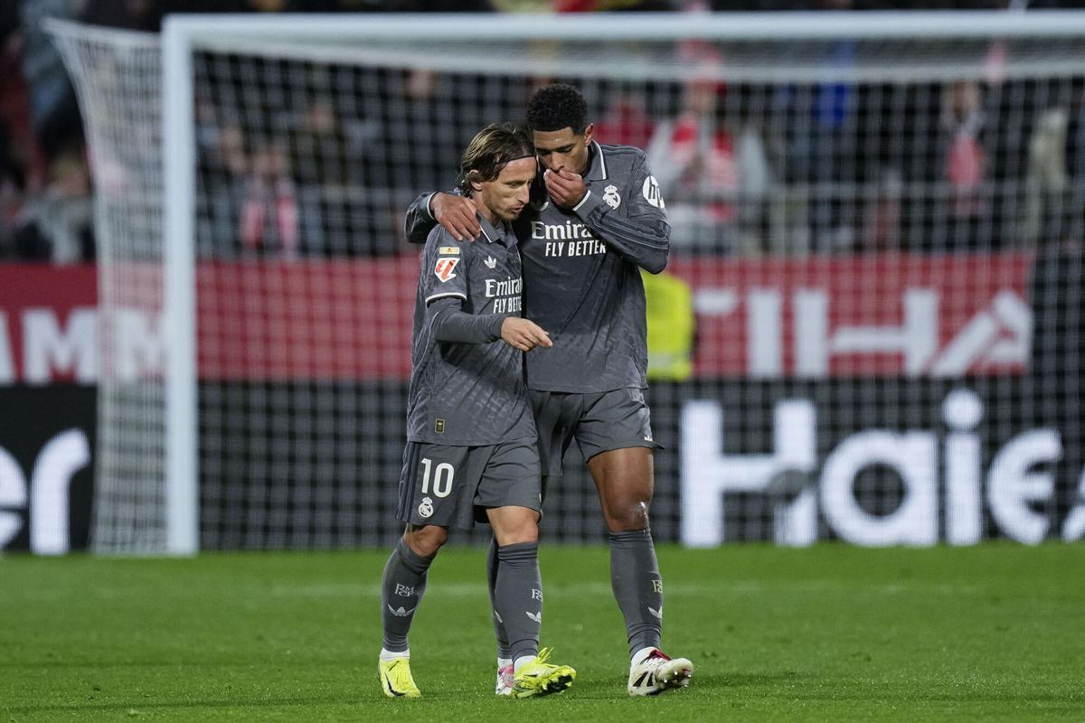 GIRONA, 07/12/2024.- El centrocampista del Real Madrid Jude Bellingham (d) celebra con Modric su gol, primero del equipo blanco, durante el partido de la jornada 19 de LaLiga que Girona FC y Real Madrid disputan este sábado en el estadio Montilivi, en Girona. EFE/Siu Wu