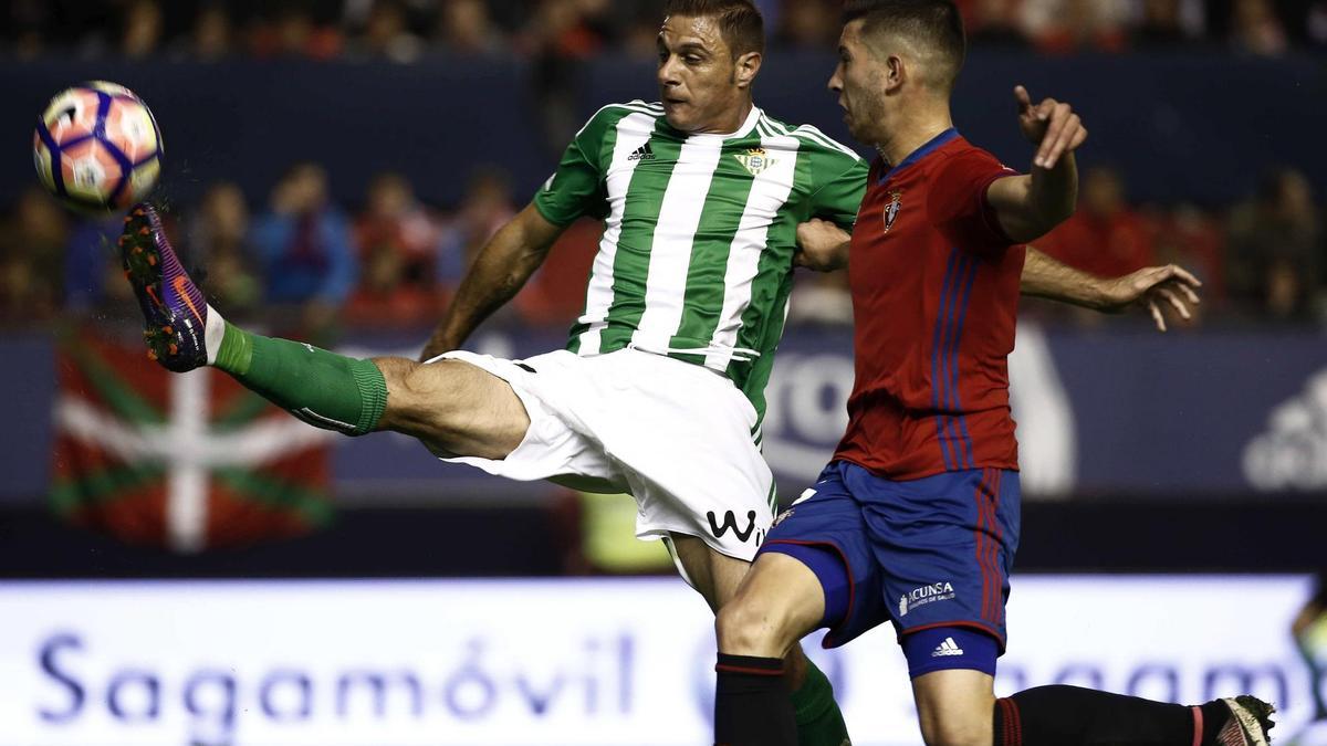 Joaquín se adelanta a David García y hace el 0-1 con este toque / Jesús Diges (Efe)