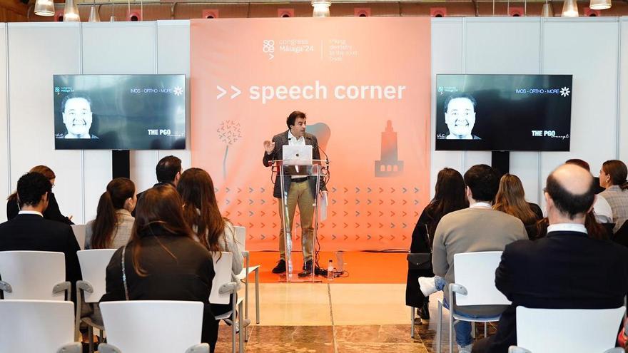 El odontólogo Javier Herrera Briones, durante una intervención en el XI Congreso de la Sociedad Española de Odontología Digital en Málaga.