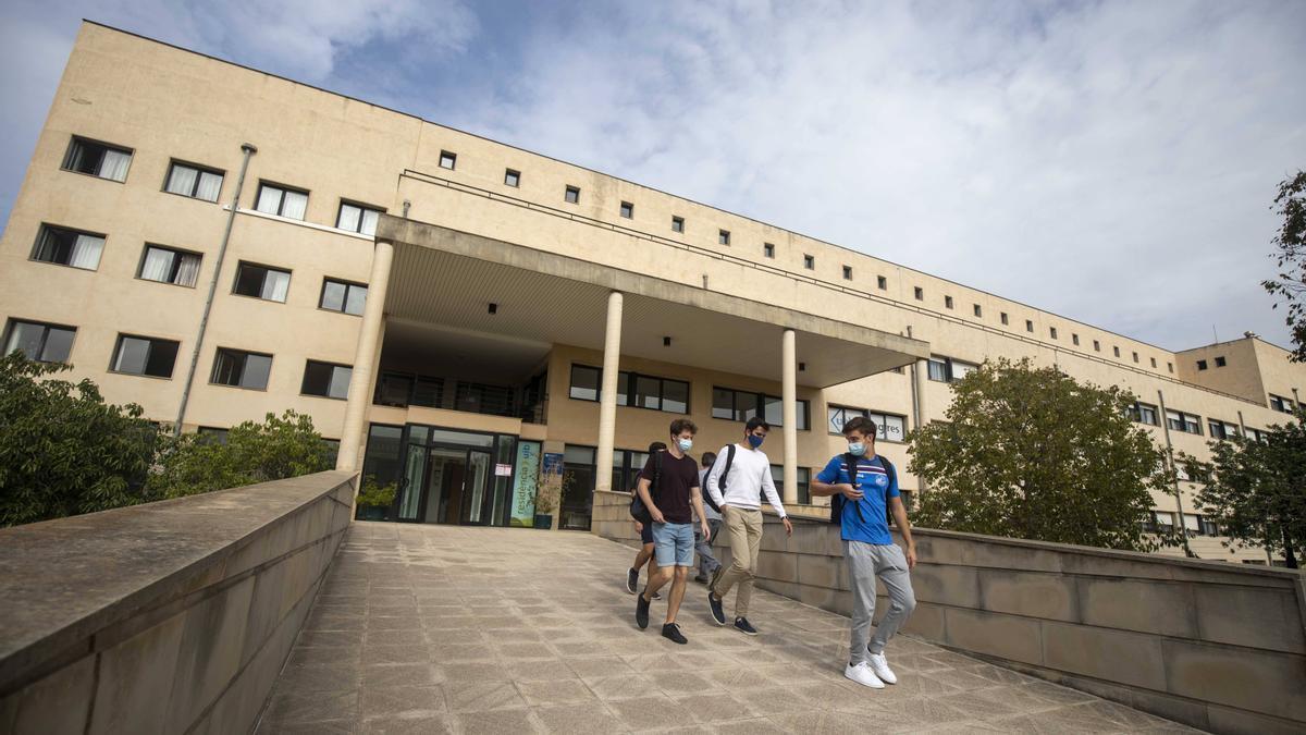 Alumnos en el campus de la UIB en Palma.