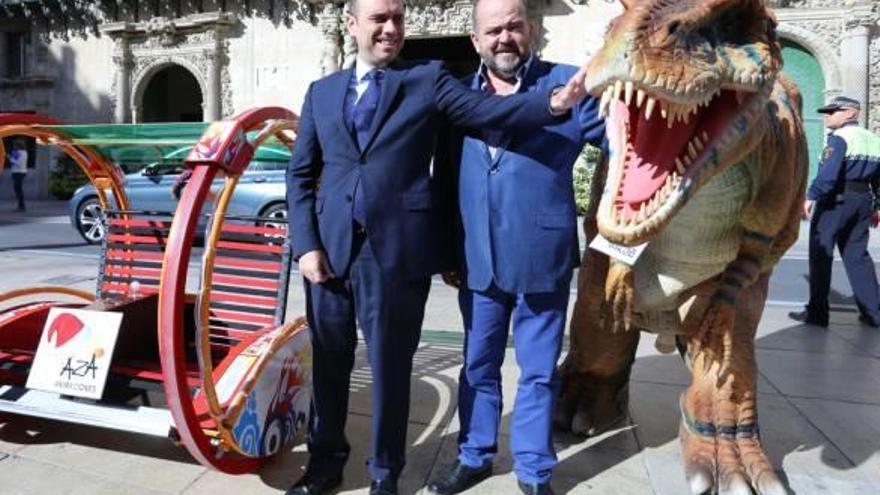 El alcalde acaricia el dinosaurio que estará en la plaza de Séneca esta Navidad