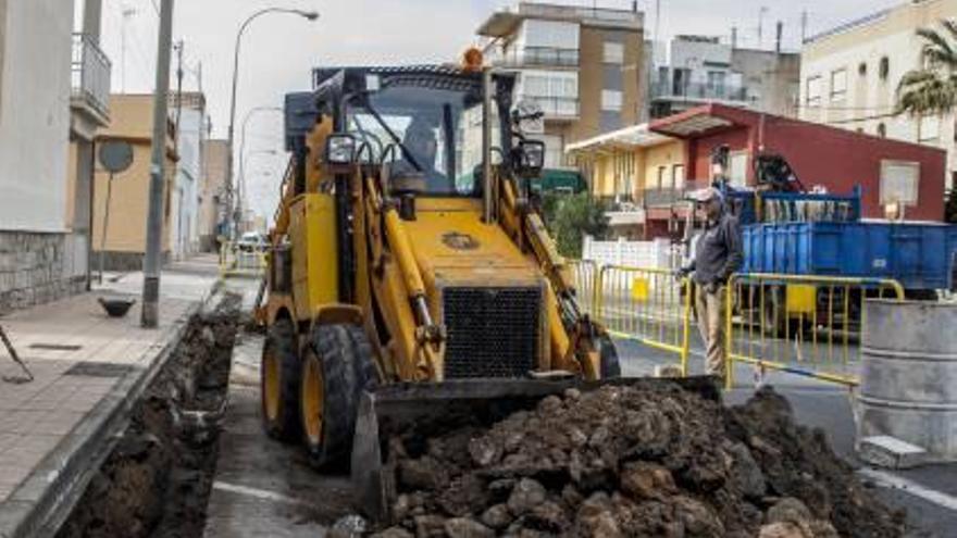 Santa Pola emplea 11 millones en renovar la red de agua potable de cinco barrios