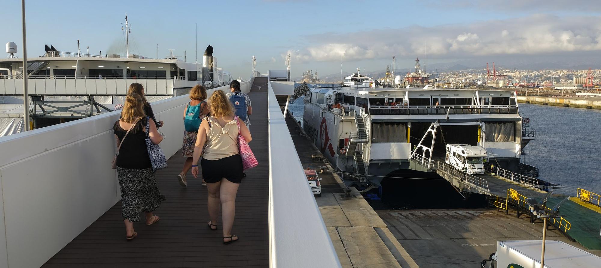 Viajeros interinsulares en el puerto de La Luz