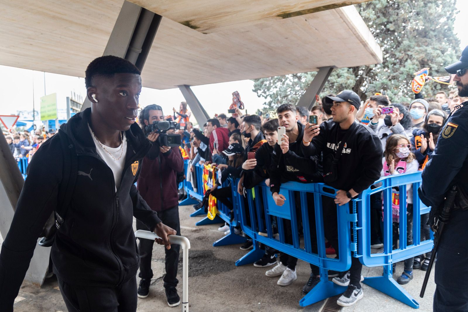 Apoteósica salida del Valencia CF a Sevilla