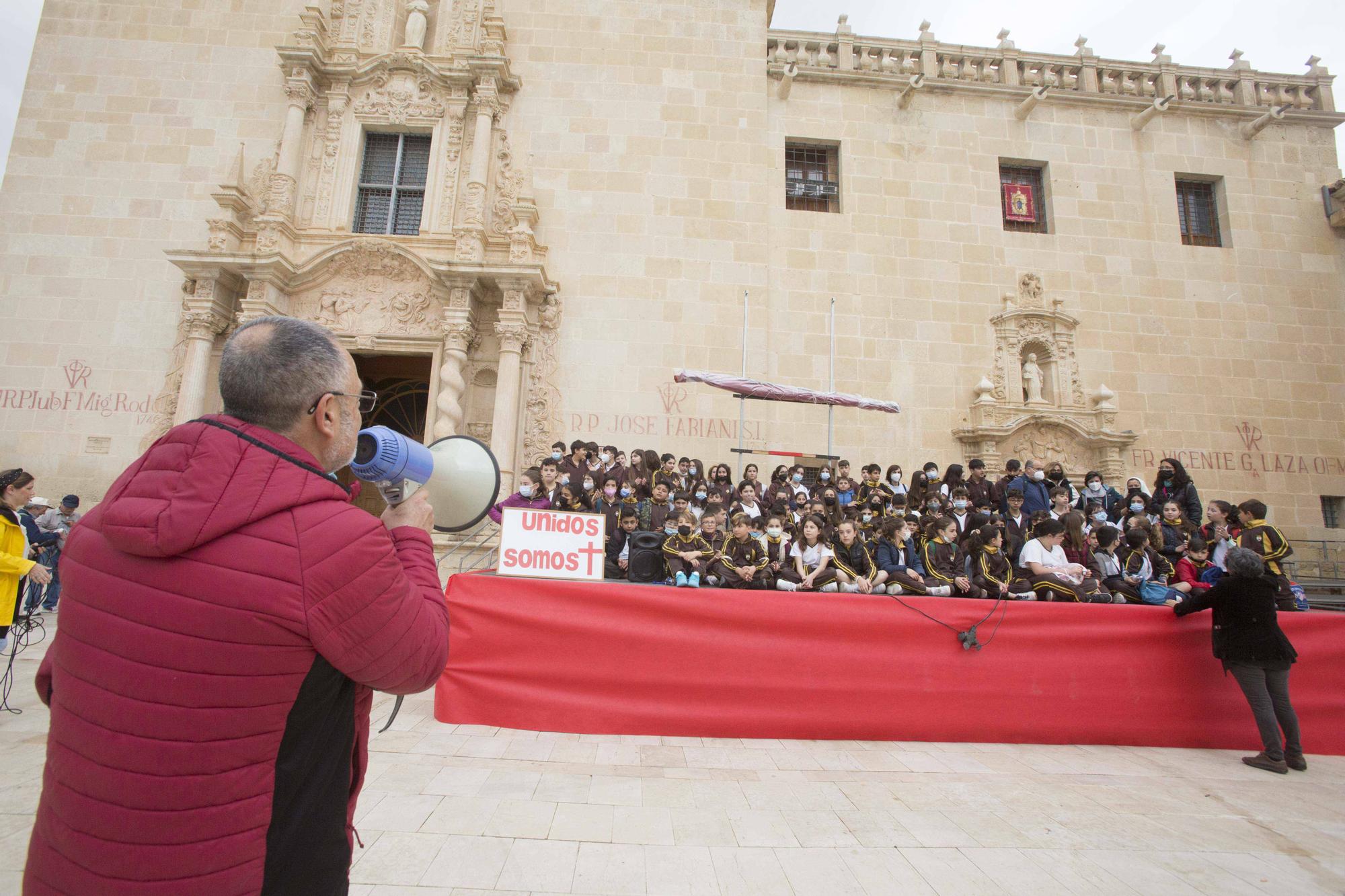 El obispo José Ignacio Munilla recibe a los niños en la Peregrina Escolar de Santa Faz