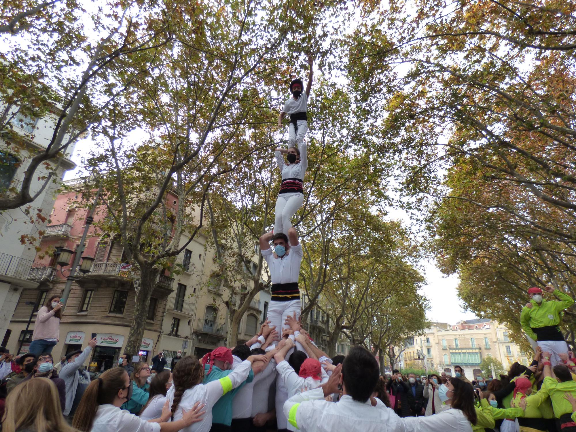 Onze colles castelleres es reuneixen a Figueres en la trobada de tardor de Colles del Nord