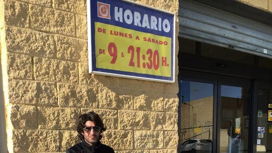 Pepe Macías, policía del Consistorio de Los Palacios, protestó ante las puertas de un supermercado para exigir el pago de las nóminas que se les deben a los trabajadores municipales. / El Correo