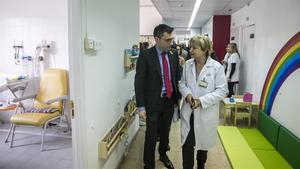 David Elvira y Luisa García-Esteve en el nuevo hospital de día.