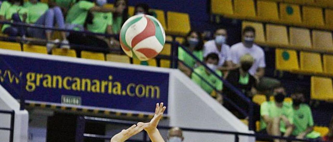 Priante, del Olímpico, coloca un balón ante una jugadora del Sayre. | | LP/DLP