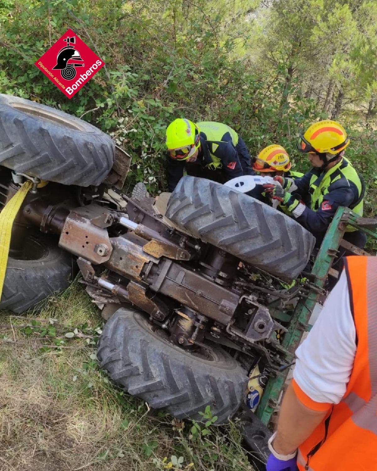 Un varón de avanzada edad queda atrapado bajo su tractor tras el vuelco del mismo