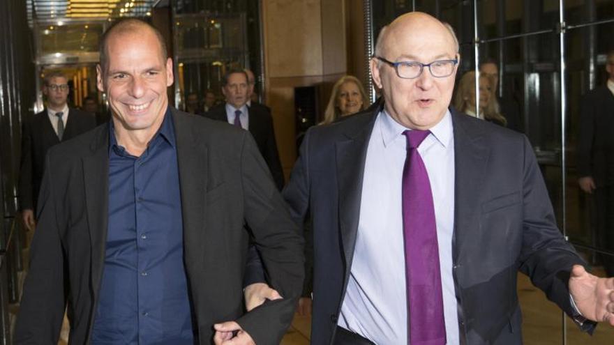 El ministro francés de Finanzas Michel Sapin (d) junto a su homólogo griego, Yanis Varoufakis (i).
