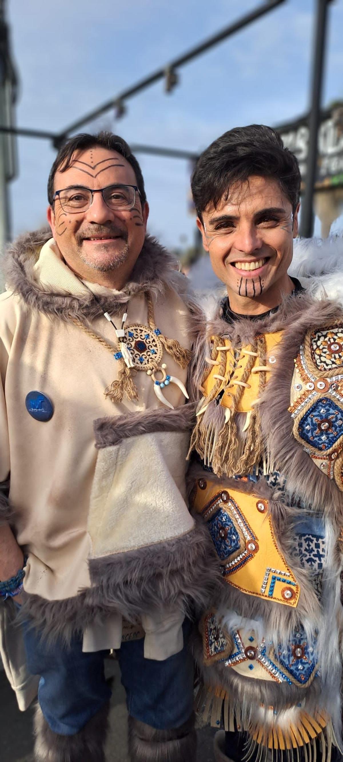 El antropólogo Francesc Bailón con Jose Silva en el gran desfile del Carnaval.