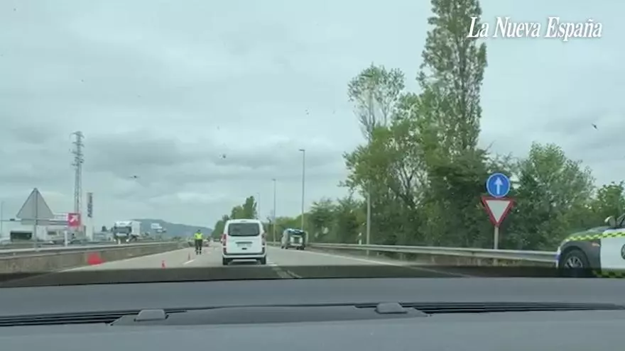VÍDEO: Accidente de tráfico en la autopista dirección Oviedo a la altura del polígono de Meres