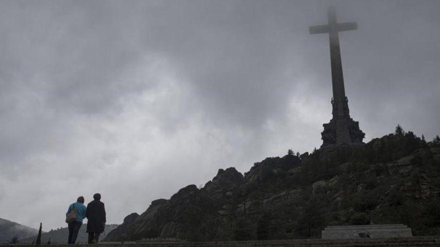 Expulsan a un arqueólogo del Valle de los Caídos por retirar flores a Franco