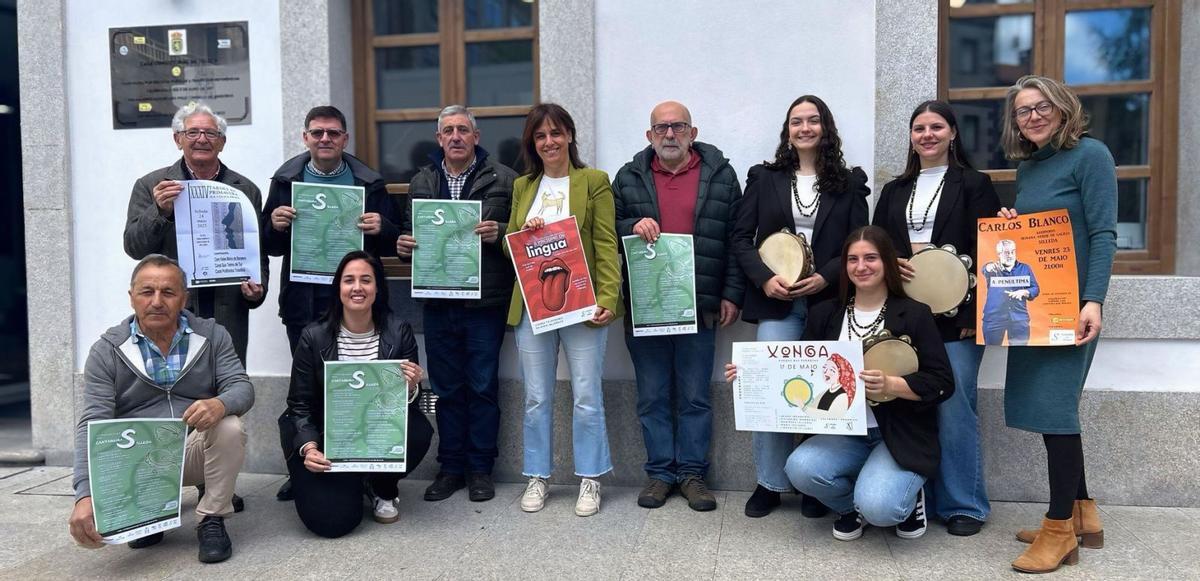 Pena e Conde con representantes de Vista Alegre, das corais Trasdeza e Vales Mahía, Xirandola e Veciños de Parada.