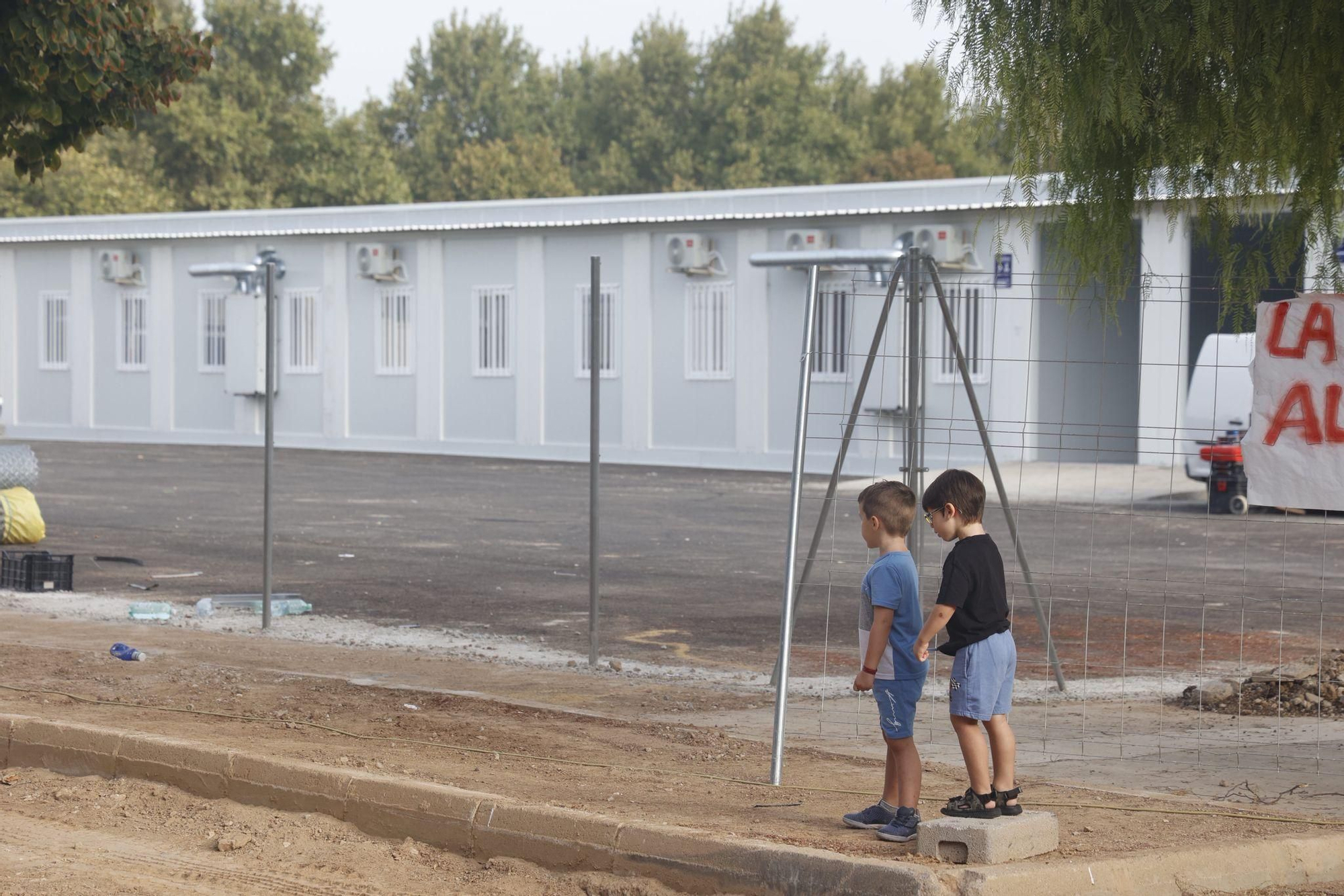 Vuelta al colegio en Massanassa con protestas de las AMPA y operarios aún trabajando