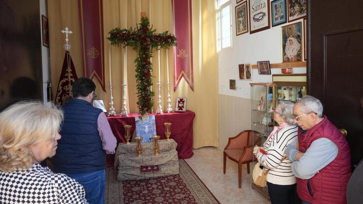 Cruz de mayo instalada en la casa de la cofradía de San Roque de Badajoz.