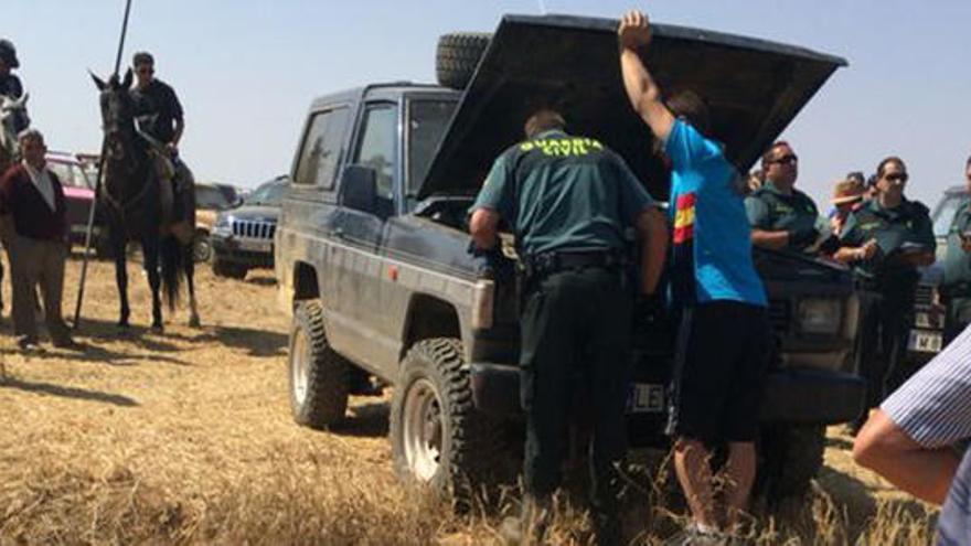 La Guardia Civil inspecciona un coche durante el encierro.