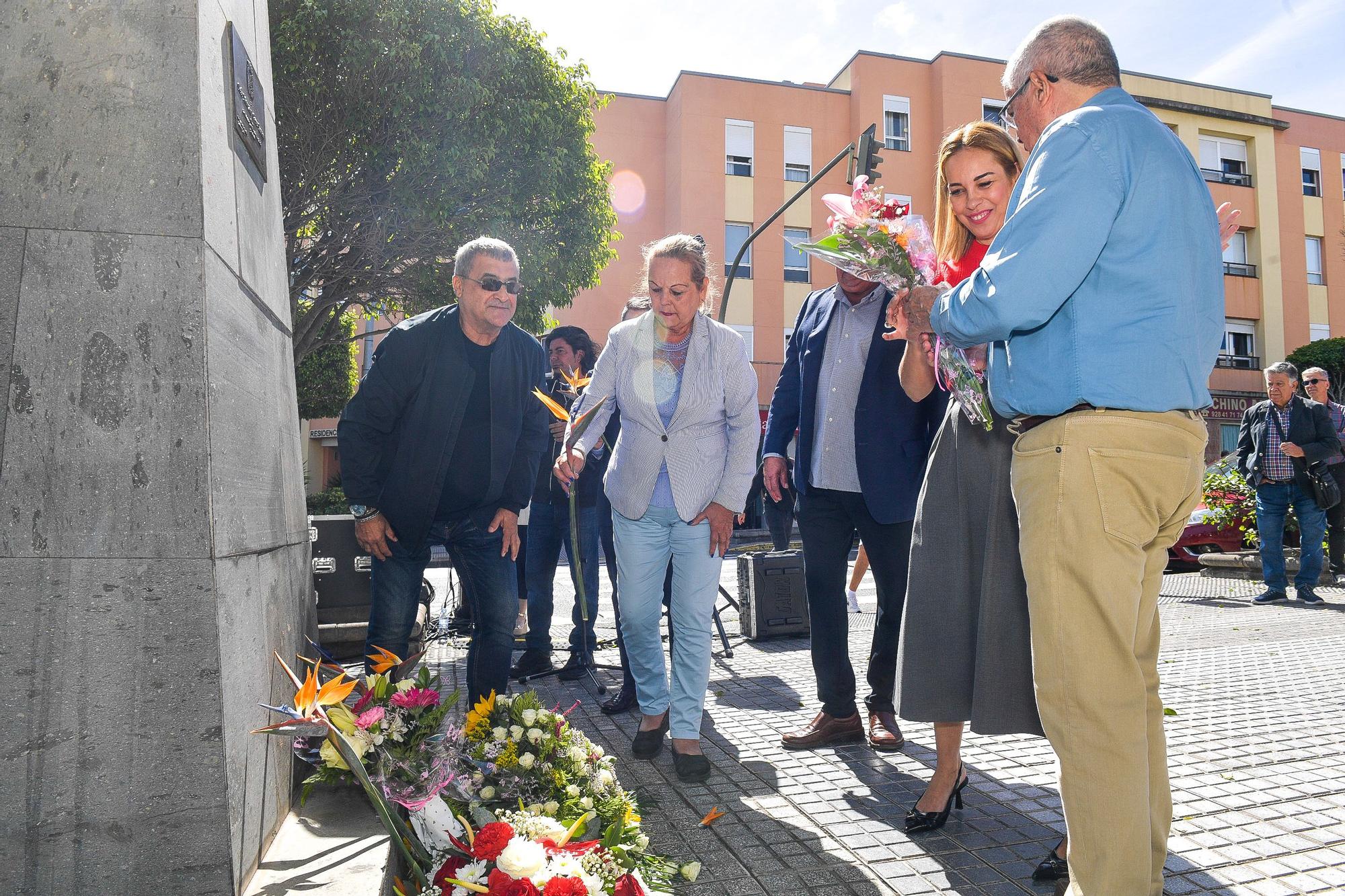 Ofrenda floral en homenaje a Felo Monzón