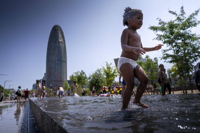Baño infantil masivo en la fuente de Glòries
