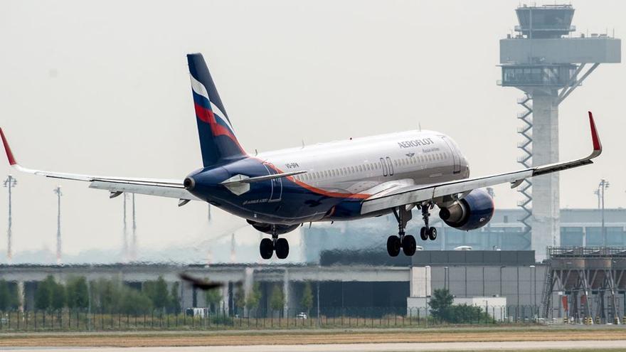 Eine russische Aeroflot-Maschine auf dem Flughafen BER in Berlin. Auch Deutschland hat am Sonntag (27.2.) den Luftraum für russische Maschinen gesperrt.