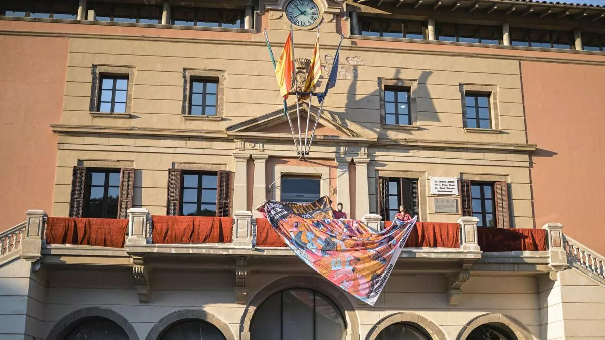 Protesta en Ripoll "contra el racismo y la censura" de Silvia Orriols durante el pregón de la Fiesta Mayor