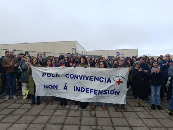 Manifestación de padres y profesores a las puertas del IES do Milladoiro