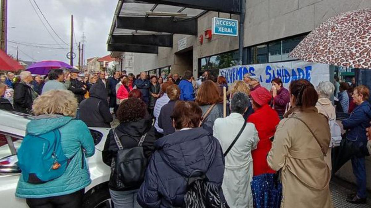 Los vecinos durante la concentración, ayer, ante el centro de salud de Redondela.