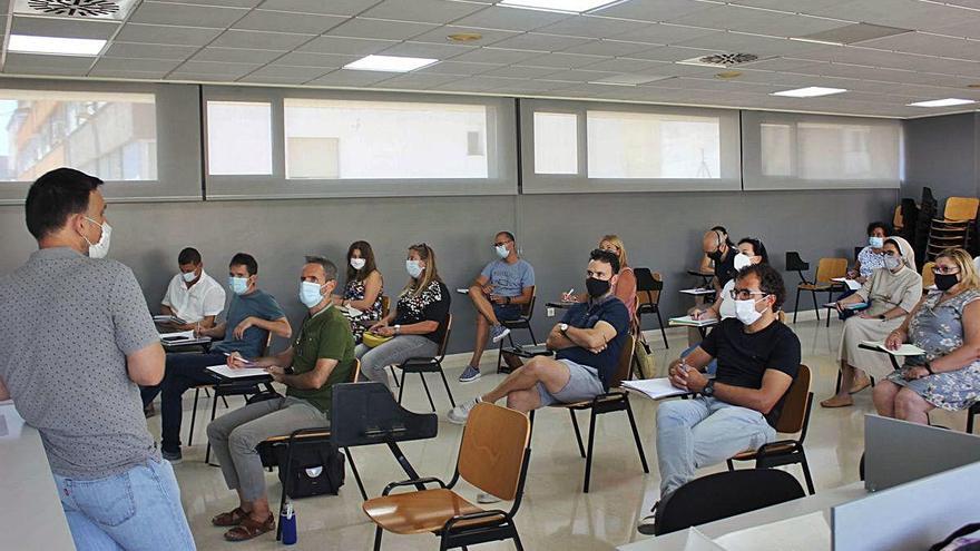 El edil Borrell, ayer con los representantes de los centros educativos.