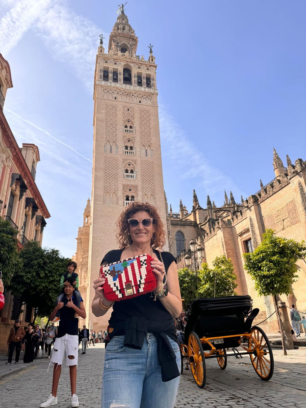 Ainhoa Martín con el bolso de piezas Lego del Athletic en Sevilla