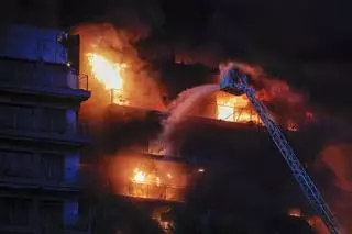 Estas son las imágenes del incendio que devora un edificio en Valencia