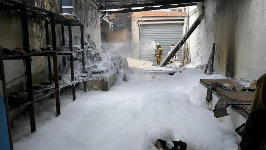 Arde un almacén industrial en pleno centro de Dénia