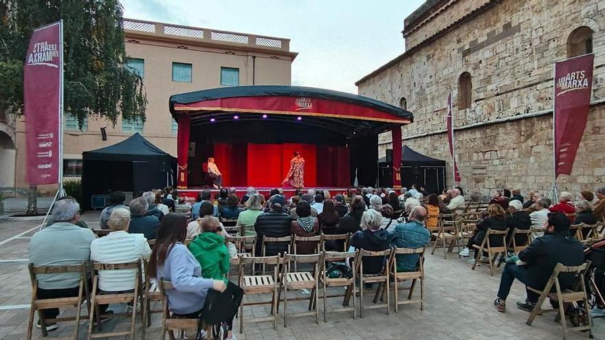 El camió-teatre de Les Arts en Marxa arriba a la plaça Major de Calders