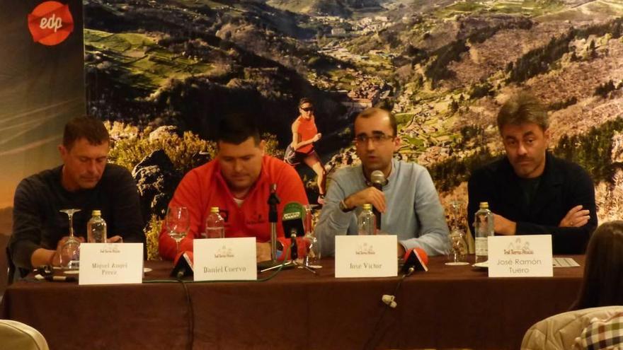 Por la izquierda, Miguel Ángel Pérez, Daniel Cuervo, José Víctor Rodríguez, José Ramón Tuero, ayer, durante la presentación de la carrera.