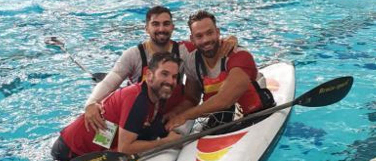 Pardavila y Casal celebran el bronce con el seleccionador.