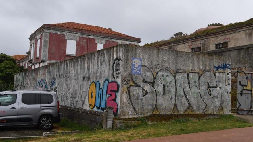 Pintadas recientes en uno de los laterales de la antigua cárcel provincial.   | // VÍCTOR ECHAVE