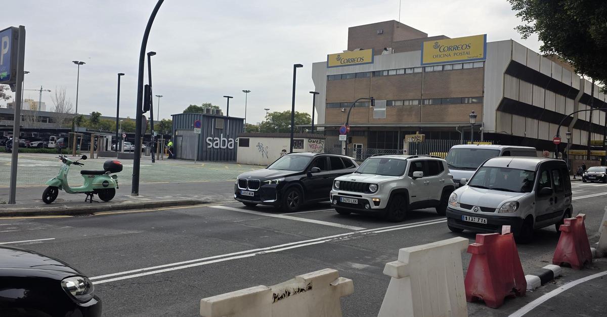 Un vehículo invade sin darse cuenta el nuevo carril de salida