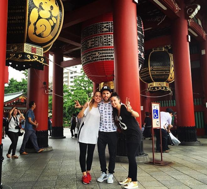 Jordi Alba, junto a su novia y su cuñada en Tokio