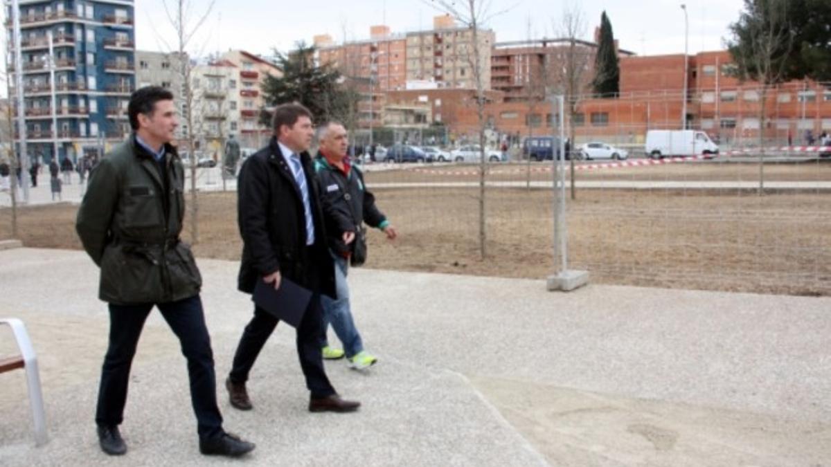 El teniente de alcalde de Presidencia, Josep Ayuso, acompañado del concejal de Comercio, Consumo y Turismo, Carles Bosch, y un miembro de la Asociación de vecinos, visitando las obras de la zona norte