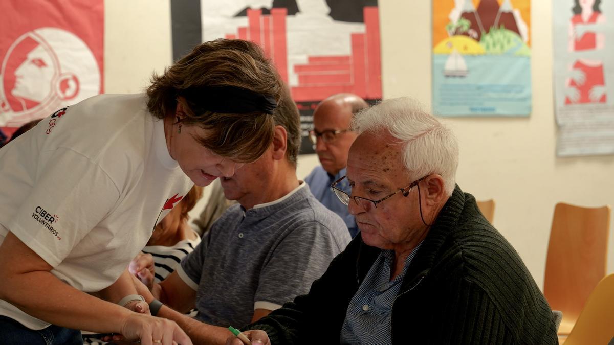 YoConecto, los cursos gratuitos que acercan la tecnología a las personas mayores